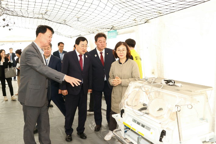 주낙영 경주시장과 이동협 시의회 의장이 황성공원에 설치된 이동형 병원 현장을 방문해 CT 장비와 응급실 모듈 등을 둘러보며 훈련 시스템 전반을 점검하고 있다. 경주시 제공