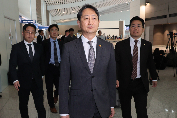 안덕근 산업통상자원부 장관이 24일(현지시간) 미국 워싱턴DC에서 열리는 '한미 2+2 통상협의'에 참석하기 위해 23일 인천국제공항을 통해 출국하고 있다. 연합뉴스