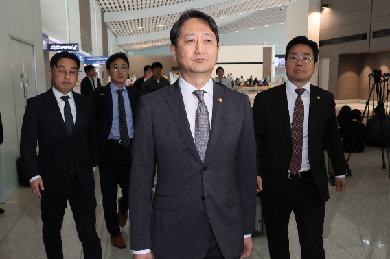 안덕근 산업통상자원부 장관이 24일(현지시간) 미국 워싱턴DC에서 열리는 '한미 2+2 통상협의'에 참석하기 위해 23일 인천국제공항을 통해 출국하고 있다. 연합뉴스