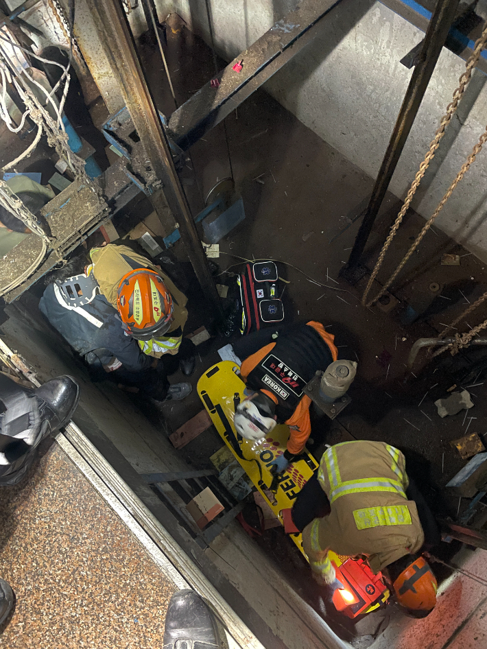 지난 23일 전북 군산시 미룡동의 한 아파트에서 엘리베이터 교체 작업 중 근로자 A(40대)씨가 추락하는 사고가 발생했다. 전북소방본부 제공