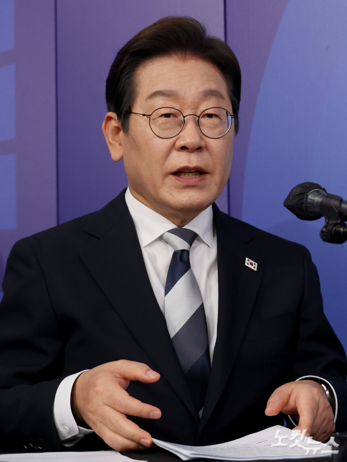 더불어민주당 제21대 대통령선거 경선에 나선 이재명 예비후보가 23일 오후 TV 초청 토론회에서 모두발언을 하고 있다. 국회사진취재단
