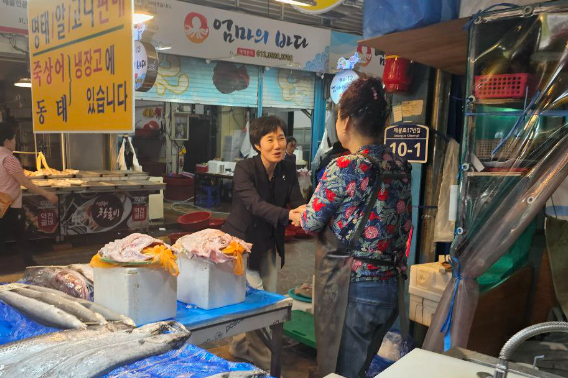 더불어민주당 김경수 대선 경선 후보 배우자인 김정순 여사가 23일 광주의 대표적 수산물 시장인 남광주 시장을 방문해 상인들의 현장 목소리도 청취하고 인사드리며 김 후보의 지지를 호소하고 있다. 김경수 후보 측 제공 
