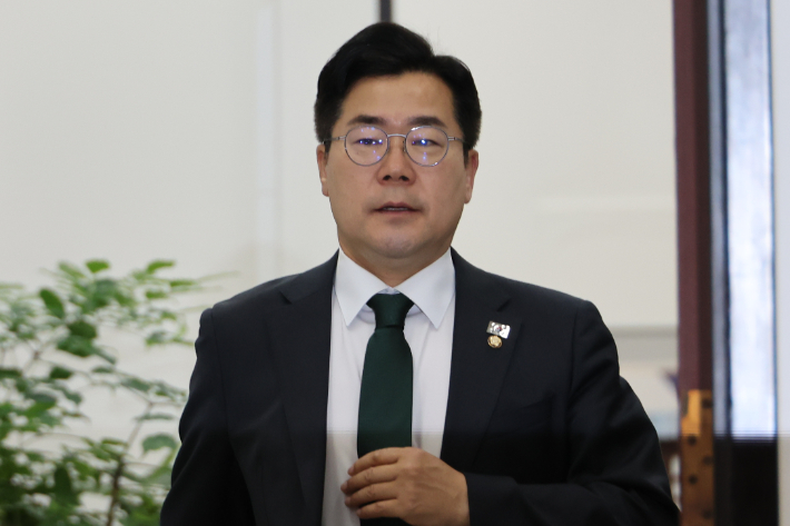 더불어민주당 박찬대 당대표 직무대행 겸 원내대표가 24일 서울 여의도 국회에서 열린 정책조정회의에 참석하고 있다. 연합뉴스