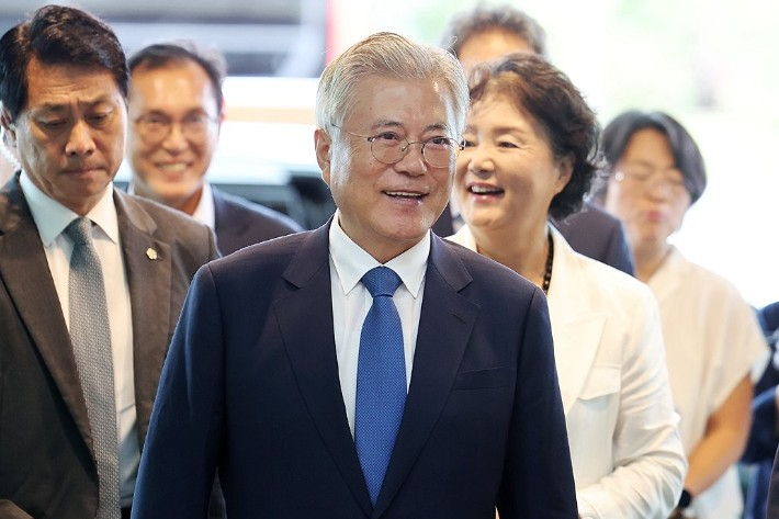 검찰, 文 뇌물 혐의 '기소'…딸 다혜 씨·옛 사위 '기소유예'(종합)
