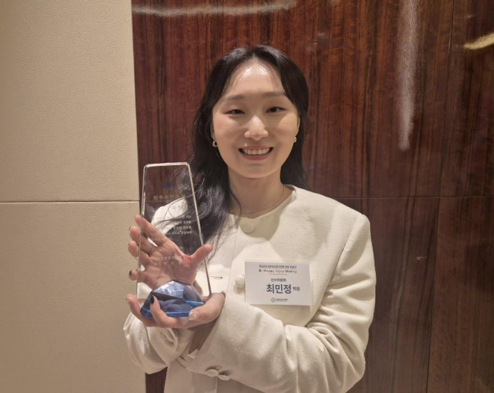 쇼트트랙 국가대표 최민정이 23일 서울 중구 웨스틴 조선호텔에서 열린 2025 빙상인의 밤 행사에서 최우수 선수상을 받은 뒤 포즈를 취하고 있다. 연합뉴스