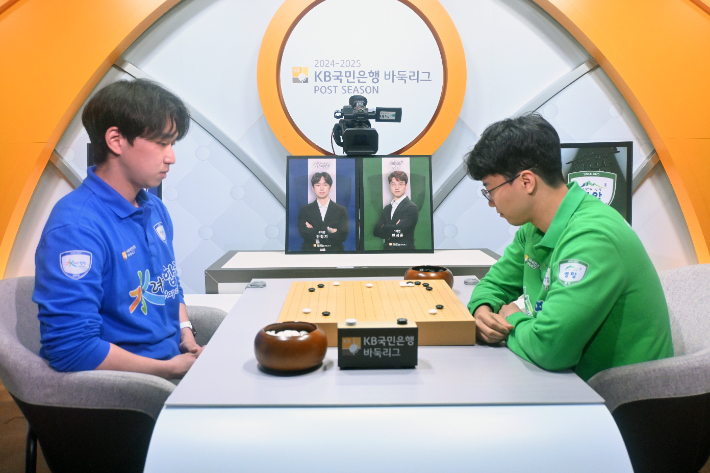 안성준 9단(사진 오른쪽)과 안정기 9단의 대국 장면. 한국기원 제공 