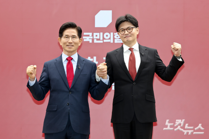 국민의힘 김문수 대선 경선 후보(왼쪽)와 한동훈 대선 경선 후보. 윤창원 기자