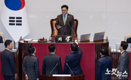 국회의장 발언에 항의하는 권성동 원내대표