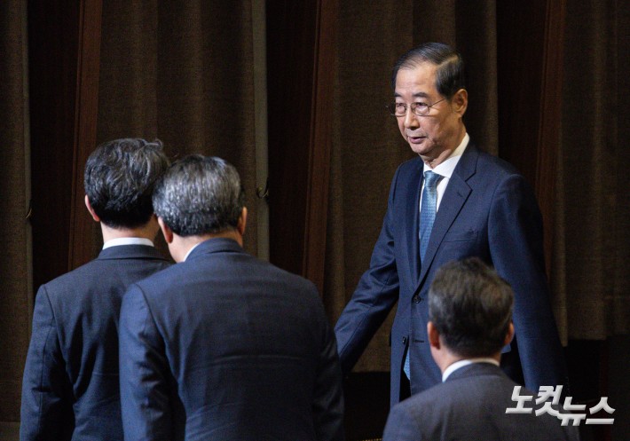 본회의장 나서는 한덕수 권한대행