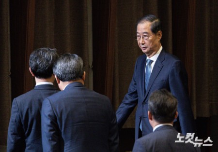 본회의장 나서는 한덕수 권한대행