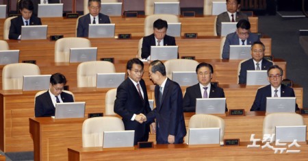 한덕수 대통령 권한대행 국무총리가 24일 국회 본회의장에서 추가경정예산안 시정연설을 하기 전 윤상현 국민의힘 의원과 인사하고 있다 . 2025.4.24