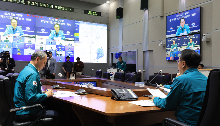 박민수 보건복지부 2차관이 24일 서울 종로구 정부서울청사 상황실에서 열린 의사 집단행동 중앙재난안전대책본부 회의에서 발언하고 있다. 연합뉴스