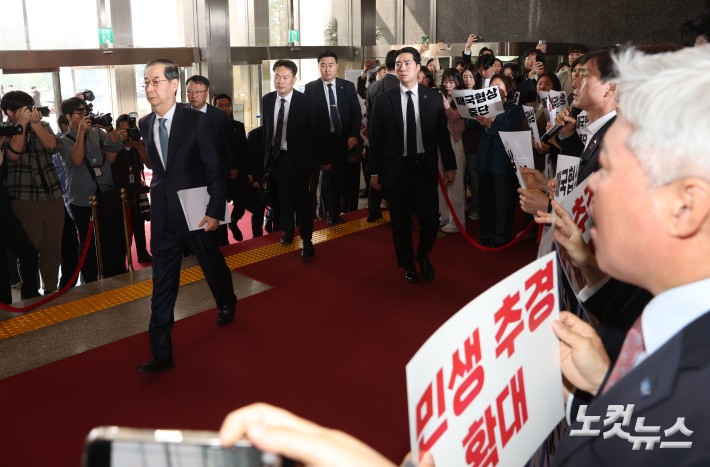 한덕수 대통령 권한대행 국무총리가 24일 오전 서울 여의도 국회에서 2025년도 제1회 추경예산안에 대한 정부 시정연설을 위해 국회 본청으로 들어오고 있다.