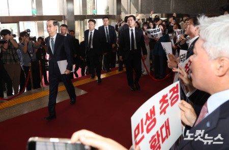 한덕수 대통령 권한대행 국무총리가 24일 오전 서울 여의도 국회에서 2025년도 제1회 추경예산안에 대한 정부 시정연설을 위해 국회 본청으로 들어오고 있다.