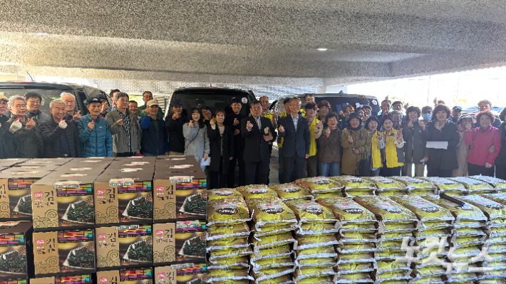 속초행복나눔봉사단과 속초중앙교회가 24일 2025 상반기 사랑의 쌀 나눔 전달식을 가졌다. 최진성 아나운서