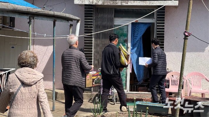 봉사단과 교회는 지역에 거주하는 어려운 가정과 독거노인, 외국인유학생, 장애인단체 등에 10kg 쌀 207포, 김 207박스 등을 나눴다. 최진성 아나운서