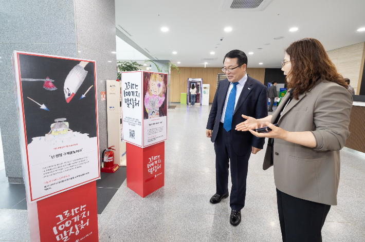 익산시가 시청 로비에서 아동권리 캠페인을 진행하고 있다. 익산시 제공