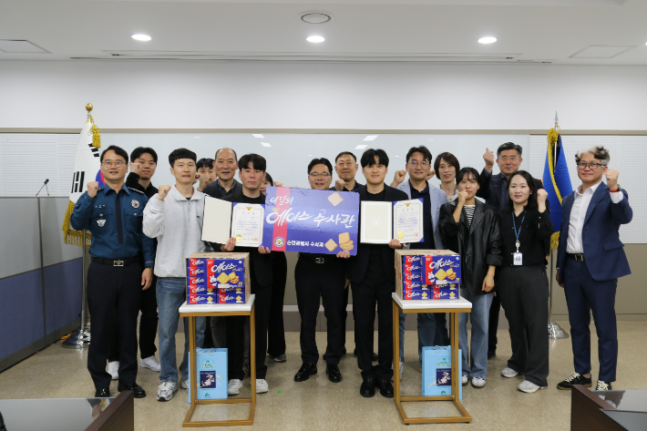 이달의 에이스 수사관 정윤후 김수근 경사 표창 수여식. 순천경찰서 제공