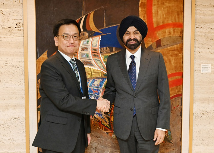 한-미 통상협의(Trade Consultation)와 주요 20개국(G20) 재무장관회의 및 국제통화금융위원회(IMFC)'에 참석차 미미국 워성턴D.C.를 방문중인 최상목 경제부총리 겸 기획재정부 장관이 4월 22일(현지시간) WB(세계은행)에서 아제이 방가 WB 총재와 양자면담에 앞서 악수하며 기념사진을 찍고 있다. 기획재정부 제공 