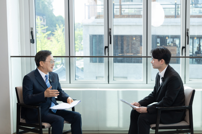 김동연 더불어민주당 대선 경선 후보(왼) 송승민 기자(오). 김동연 캠프 제공