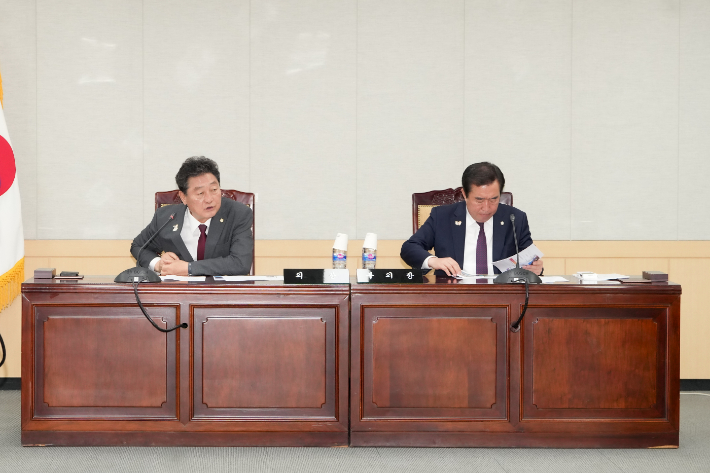 경주시의회 이동협(왼쪽) 의장과 임활 부의장이 APEC 성공개최를 위한 '찾아가는 간담회' 추진을 논의하고 있다. 경주시의회 제공