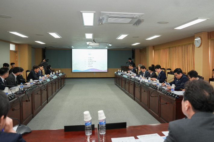 경주시의회가 APEC 성공개최를 위한 '찾아가는 간담회' 추진을 논의하고 있다. 경주시의회 제공