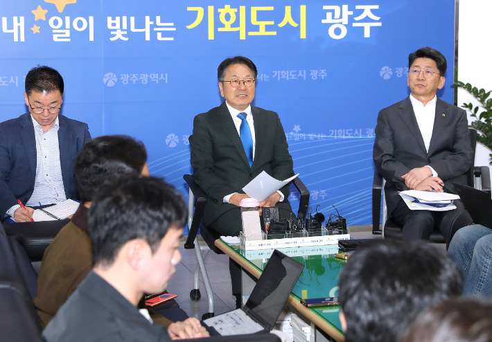 강기정 광주광역시장이 지난 14일 오전 시청 5층 기자실에서 출입기자들과 차담회를 갖고 '광주 AI 중심도시 구축' 등 시정 주요현안에 대해 설명하고 있다. 광주광역시 제공