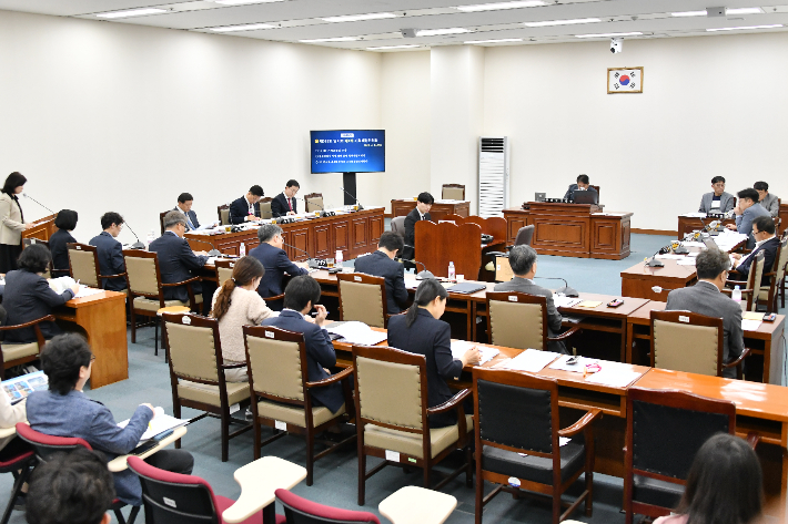 24일 부산시의회 기획재경위원회. 부산시의회 제공