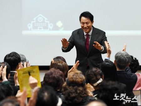 시민대학 7학년 신입생들과 인사나누는 서울시장