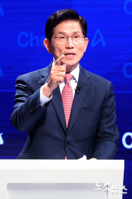 24일 서울 종로 동아미디어센터 오픈스튜디오에서 국민의힘 대선 2차 경선 진출자인 김문수 후보가 토론 전 리허설을 하고 있다.