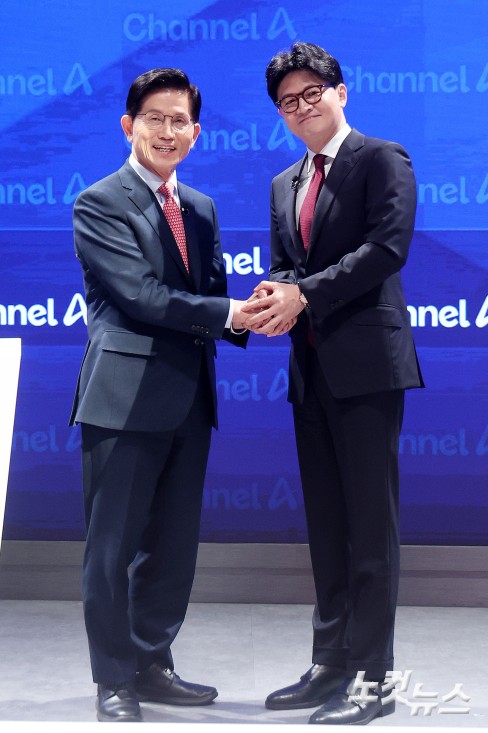 24일 오후 종로 동아미디어센터 채널A 오픈스튜디오에서 국민의힘 대선 2차 경선 진출자인 김문수, 한동훈 후보가 토론 전 악수를 하고 있다. 일대일 맞수 토론은 2차경선 진출자 4명이 일대일 맞수 토론 형식으로 내일까지 진행된다. 대진표는 전날 
