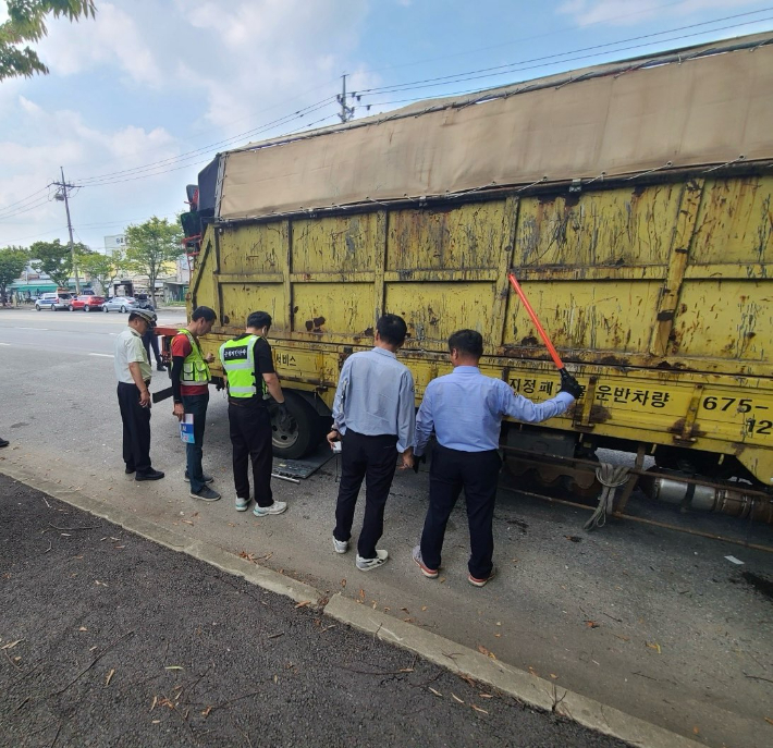 광주경찰청과 광주자치경찰위원회는 지자체·교통안전공단과 함께 오는 6월까지 화물차 불법운행 합동단속을 추진한다고 24일 밝혔다. 광주경찰청 제공