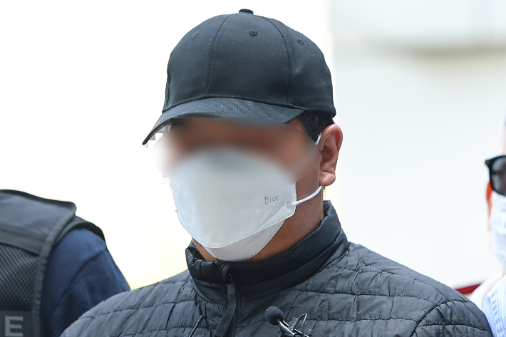서울 미아동 마트에 흉기 난동을 부려 60대 손님을 숨지게 하고, 40대 종업원을 다치게 한 A씨가 24일 구속 전 피의자심문(영장실질심사)을 위해 서울 도봉구 서울북부지법으로 출석하고 있다. 연합뉴스