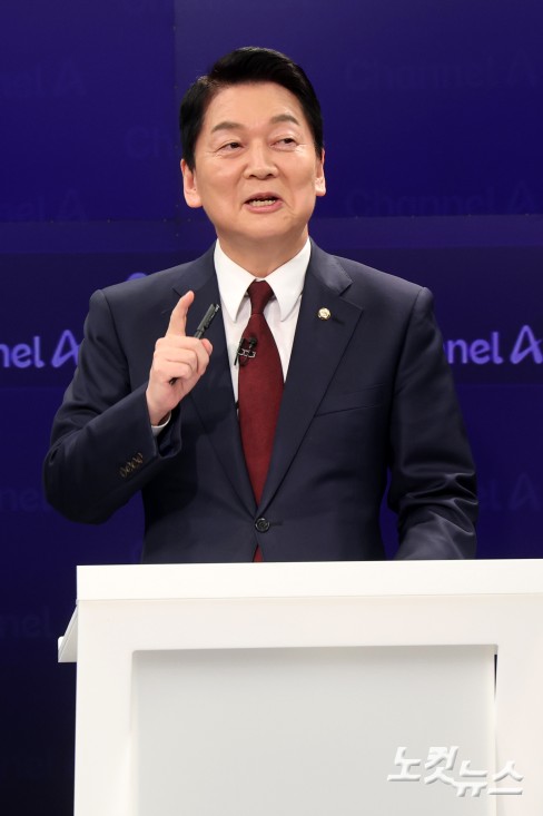 24일 오후 종로 동아미디어센터 채널A 스튜디오에서 국민의힘 대선 2차 경선 진출자인 안철수  후보가 토론 전 리허설을 하고 있다. 일대일 맞수 토론은 2차경선 진출자 4명이 일대일 맞수 토론 형식으로 내일까지 진행된다. 대진표는 전날 