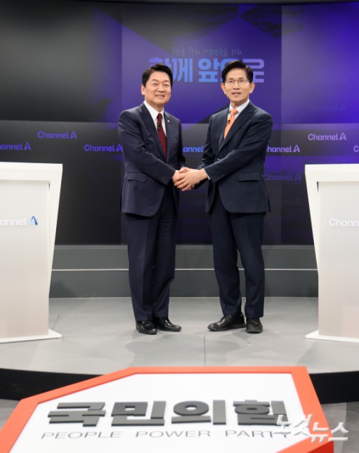 24일 오후 종로 동아미디어센터 채널A 스튜디오에서 국민의힘 대선 2차 경선 진출자인 안철수 김문수  후보가 토론 전 악수를 하고 있다. 일대일 맞수 토론은 2차경선 진출자 4명이 일대일 맞수 토론 형식으로 내일까지 진행된다. 대진표는 전날 