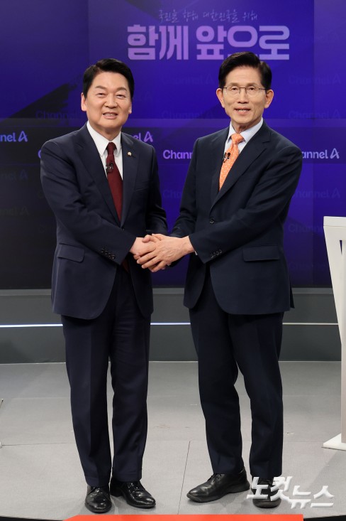 24일 오후 종로 동아미디어센터 채널A 스튜디오에서 국민의힘 대선 2차 경선 진출자인 안철수 김문수  후보가 토론 전 악수를 하고 있다. 일대일 맞수 토론은 2차경선 진출자 4명이 일대일 맞수 토론 형식으로 내일까지 진행된다. 대진표는 전날 