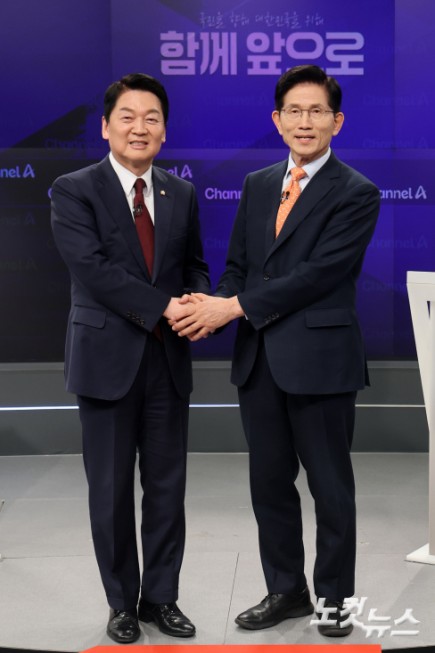 24일 오후 종로 동아미디어센터 채널A 스튜디오에서 국민의힘 대선 2차 경선 진출자인 안철수 김문수  후보가 토론 전 악수를 하고 있다. 일대일 맞수 토론은 2차경선 진출자 4명이 일대일 맞수 토론 형식으로 내일까지 진행된다. 대진표는 전날 
