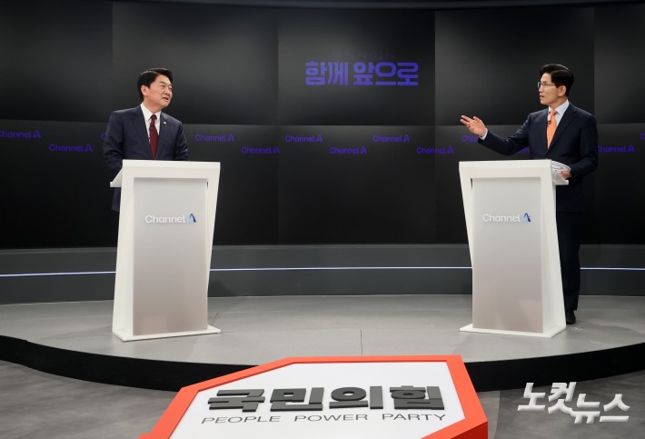 24일 오후 종로 동아미디어센터 채널A 스튜디오에서 국민의힘 대선 2차 경선 진출자인 안철수 김문수  후보가 토론 전 리허설을 하고 있다. 일대일 맞수 토론은 2차경선 진출자 4명이 일대일 맞수 토론 형식으로 내일까지 진행된다. 대진표는 전날 