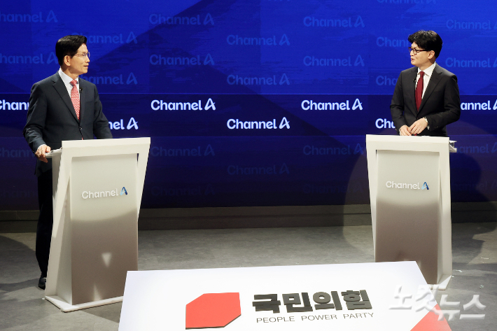 24일 서울 종로 동아미디어센터 오픈스튜디오에서 국민의힘 대선 2차 경선 진출자인 김문수(왼쪽), 한동훈 후보가 토론 전 대화를 하고 있다. 국회사진취재단