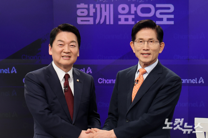 4일 서울 종로구 동아미디어센터 오픈스튜디오에서 국민의힘 대선 2차 경선 진출자인 안철수(왼쪽), 김문수 후보가 토론전 손을 잡고 있다. 국회사진취재단