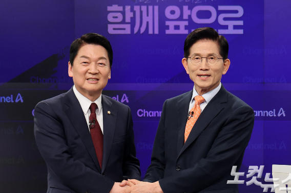 4일 서울 종로구 동아미디어센터 오픈스튜디오에서 국민의힘 대선 2차 경선 진출자인 안철수(왼쪽), 김문수 후보가 토론전 손을 잡고 있다. 국회사진취재단