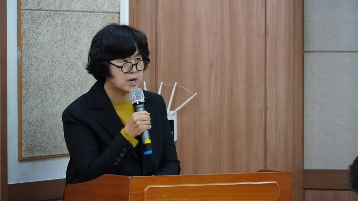 교회협의회 교회와사회위원회 손은정 목사(영등포산업선교회)가 '대선너머, 사회대전환을 위한 NCCK의 생명정의평화행동' 제안 배경을 설명하고 있다. 사진 교회협의회