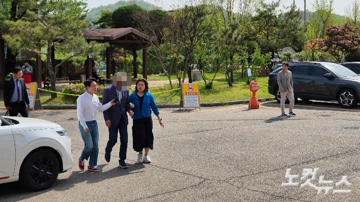 경북 산불의 원인으로 추정되는 실화 피의자가 24일 대구지방법원 의성지원에서 열린 구속 전 피의자 심문에 출석했다. 정진원 기자