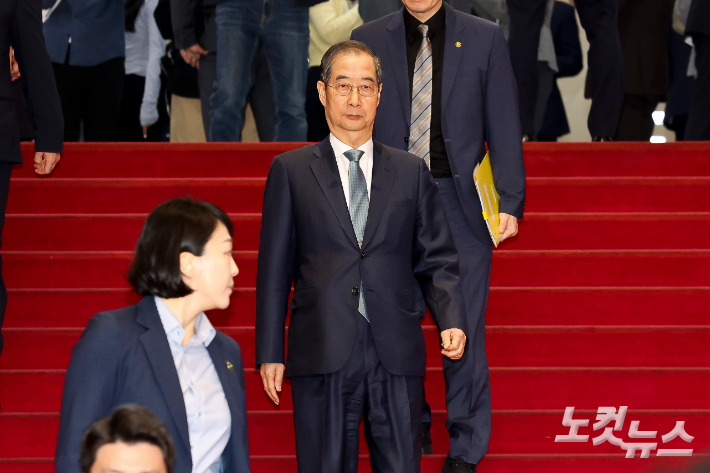 한덕수 대통령 권한대행 국무총리가 24일 오전 서울 여의도 국회에서 2025년도 제1회 추경예산안에 대한 정부 시정연설을 마치고 국회를 나서고 있다. 윤창원 기자