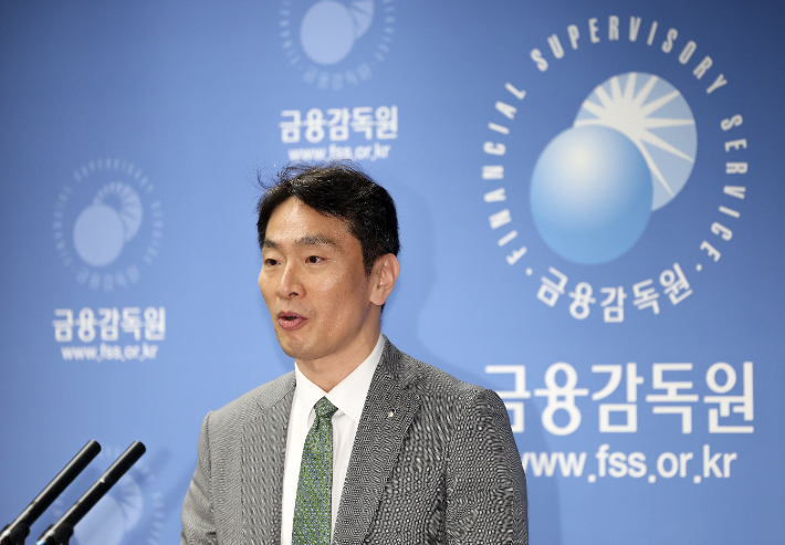 이복현 금융감독원장이 24일 서울 영등포구 금융감독원에서 열린 자본시장 현안 브리핑에서 발언하고 있다. 연합뉴스