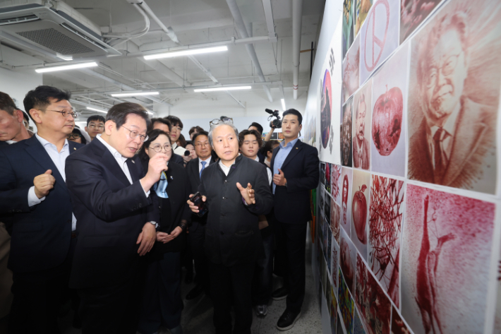 지난 24일 오후 광주 동구 전일빌딩 245에서 더불어민주당 이재명 대선 경선 후보가 내부에 전시된 작품을 둘러보고 있다. 연합뉴스