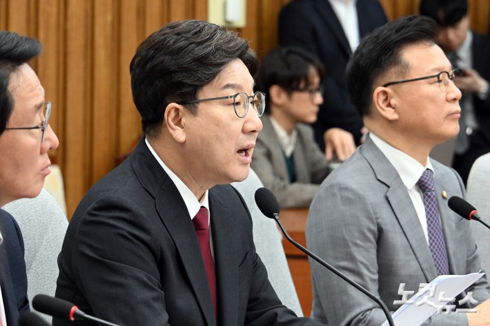 발언하는 권성동 원내대표