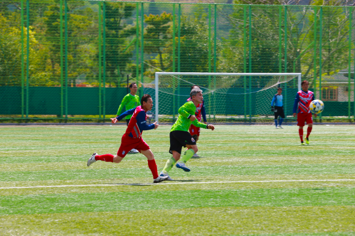 보성 벌교 스포츠센터 축구장에서 경기가 열리고 있다(연두색이 충남, 빨간색은 부산). 보성군 제공