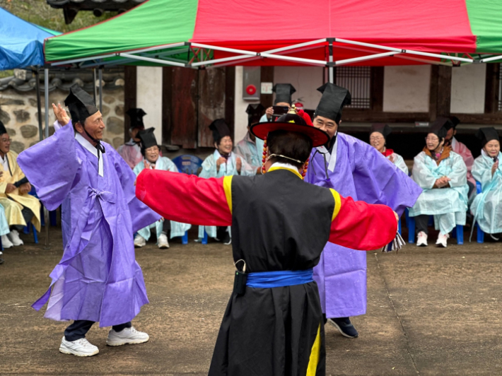 유생복을 입고 선비 인사를 나누며 열린 마당극에 참여하는 모습. 청양군 제공
