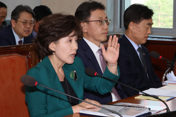 박선영 진실화해를위한과거사정리위원회 위원장이 24일 서울 여의도 국회에서 열린 행정안전위원회 전체회의에서 '5·18 북한군 개입설'과 관련해 더불어민주당 한병도 의원과 설전을 벌이고 있다. 박 위원장은 '5·18 북한군 개입설'에 대한 인식을 묻는 질문에 "진실 여부를 모른다"고 답했다. 연합뉴스